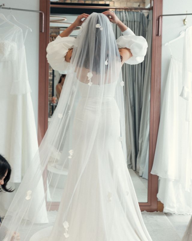Discover our range of stunning veils in our Auckland showroom with the help of our talented stylists ✨ they will guide you to choose the perfect addition to your dream look for your big day. Book your fitting online now ✨