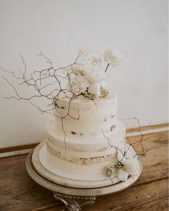 Wedding cake dresses to perfection by @finomnomkitchen